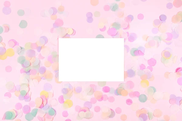 Confete Vibrante Fundo Rosa Pastel Com Branco Limpo Branco Para — Fotografia de Stock