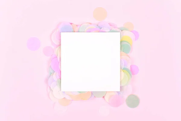 Confete Vibrante Fundo Rosa Pastel Com Branco Limpo Branco Para — Fotografia de Stock