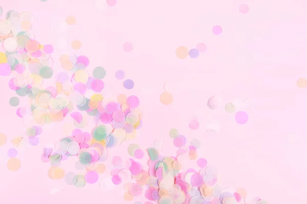 Pastel pembe bir arka plan üzerinde canlı konfeti. Tasarımınız için Festival zemin.
