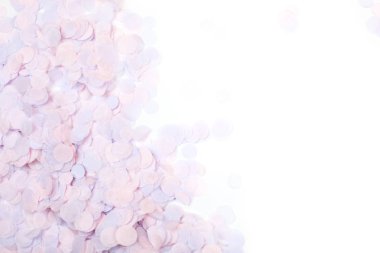 Beyaz üzerine pembe pastel konfeti