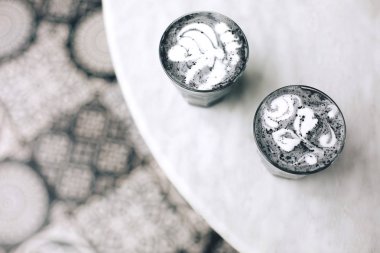 İki aktif kömür lattes. Goth siyah trendy latte