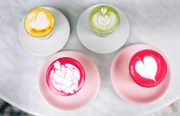 Módní Vícebarevné Lattes Červená Řepa Avokáda Kurkuma Chutě Latte Umění — Stock fotografie