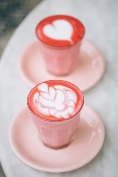 Två Trendiga Rödbetslatte Med Latte Konst Och Blomblad Skummet — Stockfoto