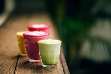 Pancar, avokado ve zerdeçal zevkleri olan modaya uygun çeşitli renklerde lattes