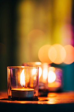 Mumlar ile rahatlatıcı ışık ve bulanık arka plan