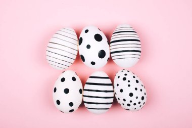 Son moda pembe pastel arka plan üzerinde çizilmiş Paskalya yumurtaları