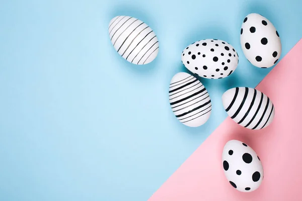 Huevos Pascua Dibujados Mano Sobre Fondo Pastel Azul Rosa Moda —  Fotos de Stock