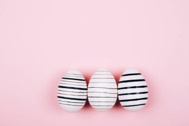 Son moda pembe pastel arka plan üzerinde birçok Paskalya yumurtaları. Yumurta çizilmiş. Düz yatıyordu stili.