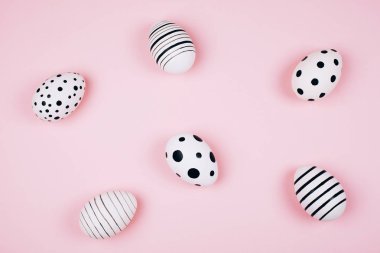 Son moda pembe pastel arka plan üzerinde birçok Paskalya yumurtaları. Yumurta çizilmiş. Düz yatıyordu stili.