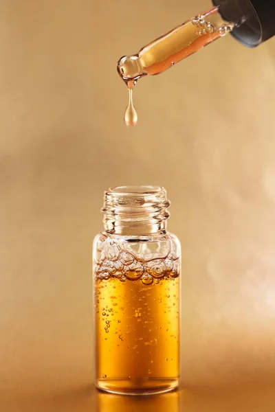 Flacone di olio cosmetico con pipetta — Foto Stock