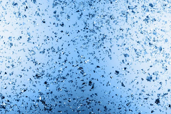 Srebrne konfetti spadające na metaliczne tło — Zdjęcie stockowe