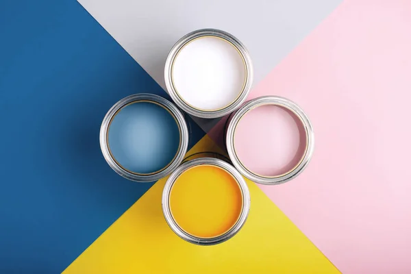 Cuatro latas abiertas de pintura sobre fondo de simetría brillante . —  Fotos de Stock