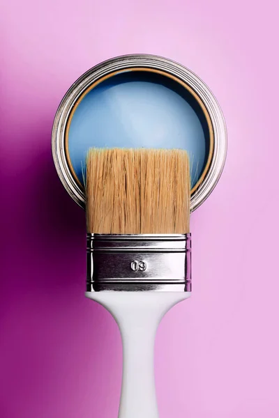 Cepillo en lata abierta de pintura turquesa sobre fondo pastel azul . —  Fotos de Stock