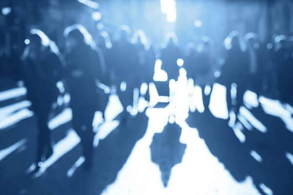 Размытая синяя толпа людей
