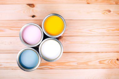 Ahşap doğal zemin üzerine boya dört açık kutu.