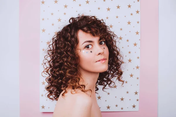 Authentic beautiful young naked curly girl is standing over pink backdrop. — Stock Photo, Image