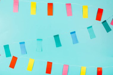 Renkli kağıt bayraklar