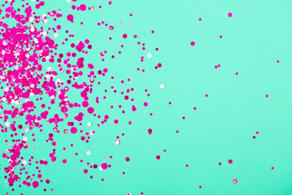 Confettis tombants sur fond vert pastel — Photo