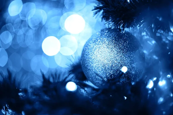 Rama de abeto con bolas y luces festivas — Foto de Stock