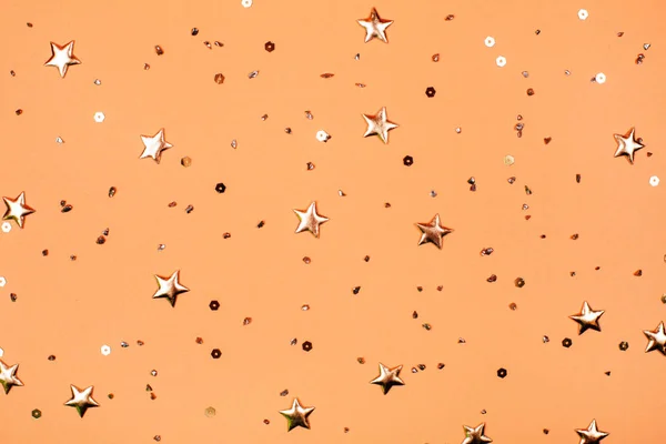 Estrelas douradas brilham sobre fundo rosa . — Fotografia de Stock