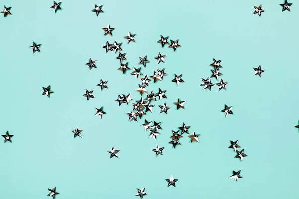 Stříbrné létající hvězdy na modrém pozadí. — Stock fotografie