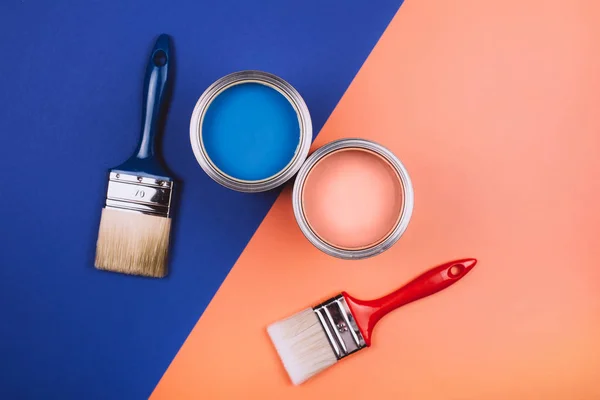 Twee blikken met verf, blauw en koraal — Stockfoto