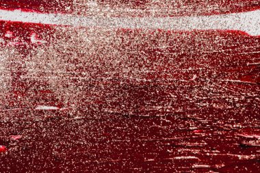 Kırmızı ruj lekesi..