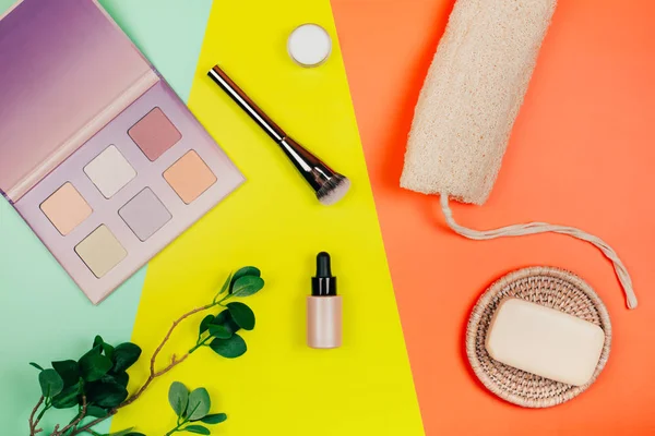 Cuidado de los cosméticos sobre papel pastel fondo colorido —  Fotos de Stock