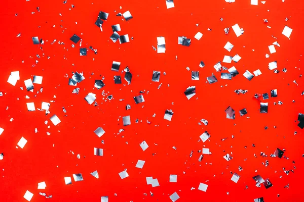 Queda de prata confetti no redbackdrop . — Fotografia de Stock