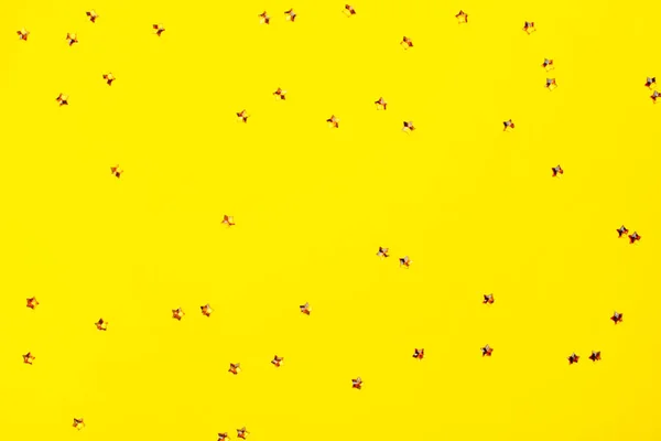 Scintille dorate su sfondo giallo . — Foto Stock