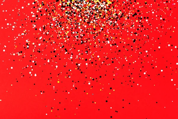 Падение конфетти на красном фоне — стоковое фото