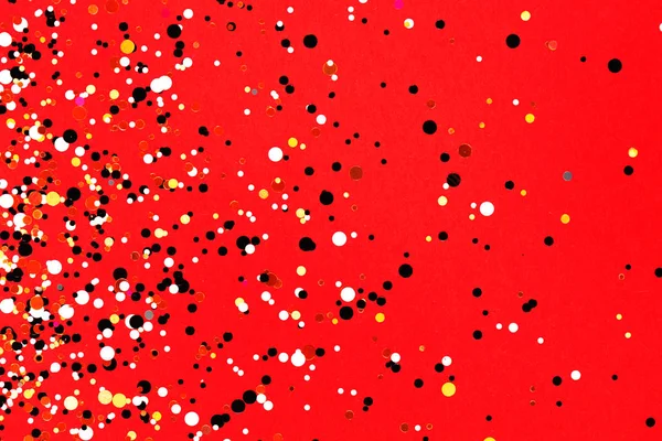 Padající konfety na červeném pozadí — Stock fotografie