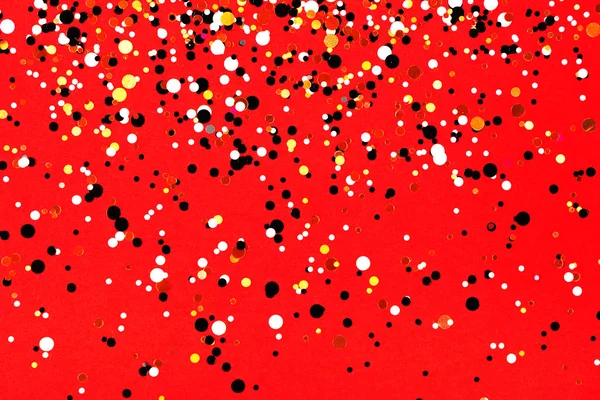 Fallendes Konfetti auf rotem Hintergrund — Stockfoto