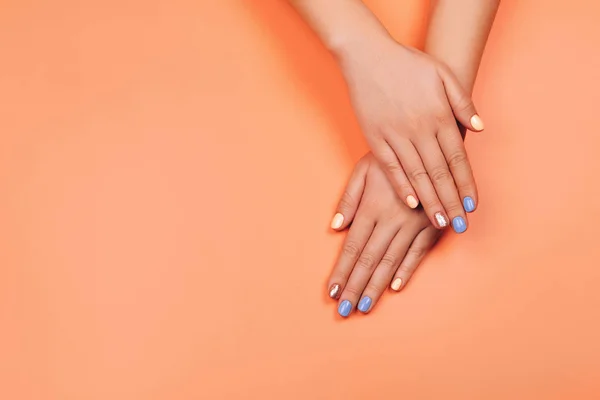 Manicure nei colori di tendenza . — Foto Stock