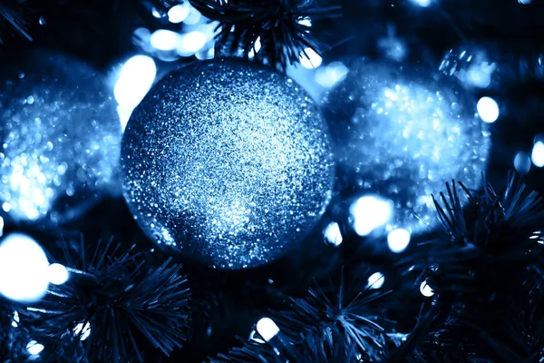 Weihnachtsbaum mit Kugeln — Stockfoto
