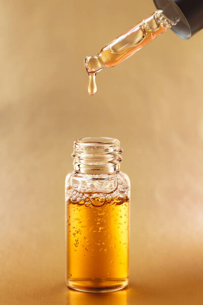 Бутылка косметического масла с пипеткой
