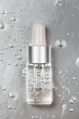 Bir şişe Hyaluronic asit.