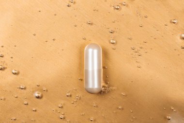 Kozmetik oksijen kabarcıklarıyla arka planda güzellik kapsülü