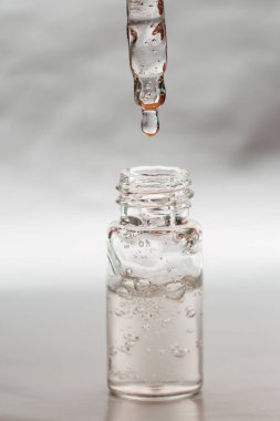 Pipetli bir şişe hyaluronik asit.