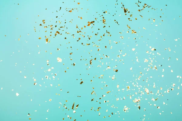 Brillos voladores dorados sobre fondo azul de vacaciones . —  Fotos de Stock