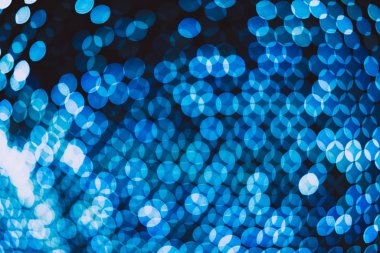 Siyah arkaplanda renkli güzel ışık dizileri.