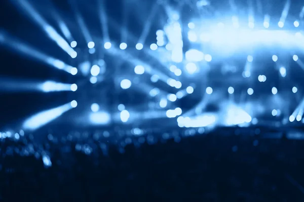 Θορυβημένοι άνθρωποι πλήθος στη μουσική συναυλία και φώτα σκηνής. — Φωτογραφία Αρχείου