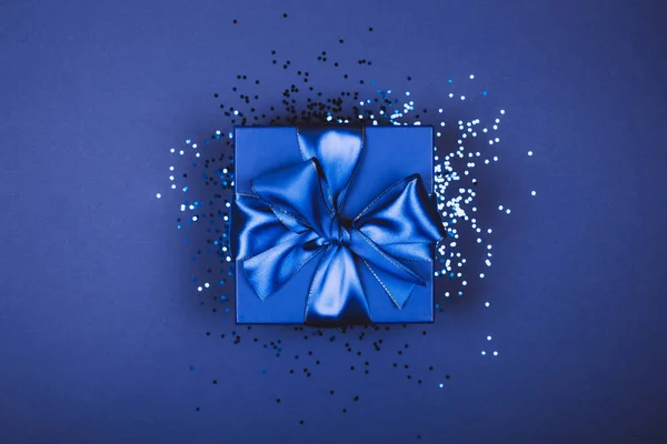 Blue present box with bow — Stock Photo, Image