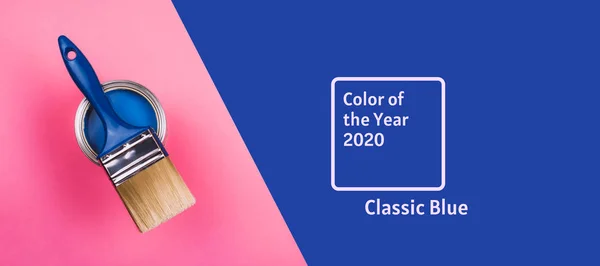 파랗고 분홍빛 배경에 파랗게 칠을 한 깡통의 푸른 페인트를칠 하라. — 스톡 사진