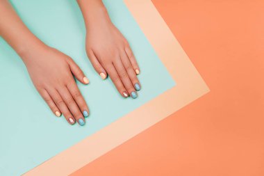 Modaya uygun renklerde manikür.