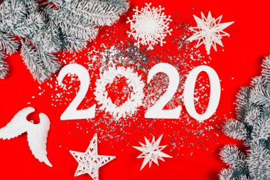 2020 gümüş ışıltılar ve kırmızı arka plan