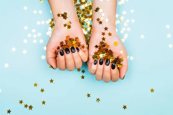 Hände mit goldenen Sternen — Stockfoto