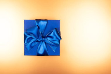 Yay ile mavi hediye kutusu