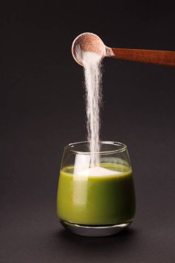 Bir kaşık proteinle yeşil meyve suyu