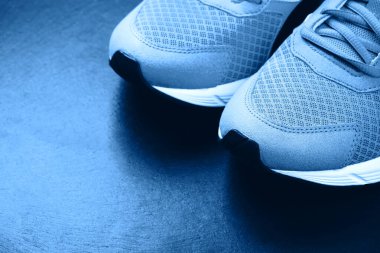 Siyah arka planda mavi spor ayakkabılar